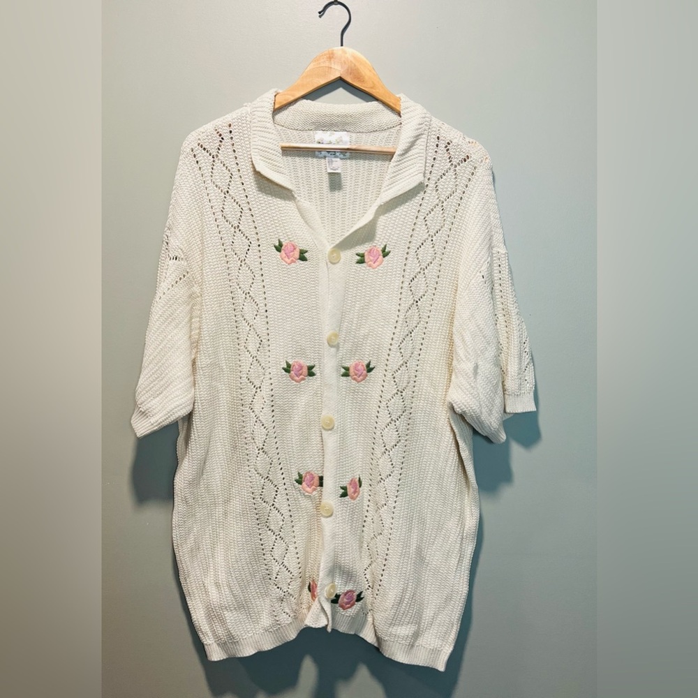 Betsey Johnson Men’s Cream a short Sleeve Cardigan with Floral Embroidery
XL